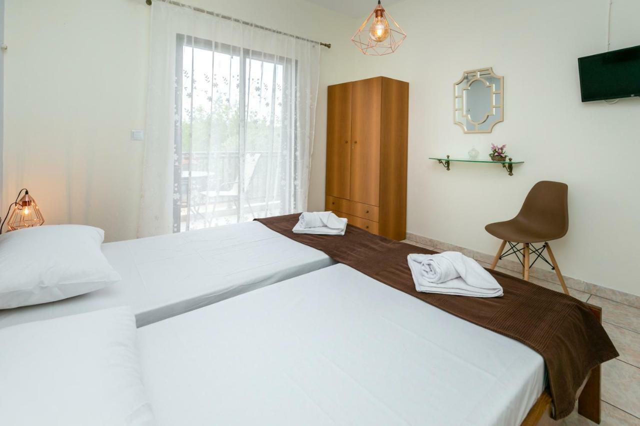 Studios Evis Потос Екстериор снимка